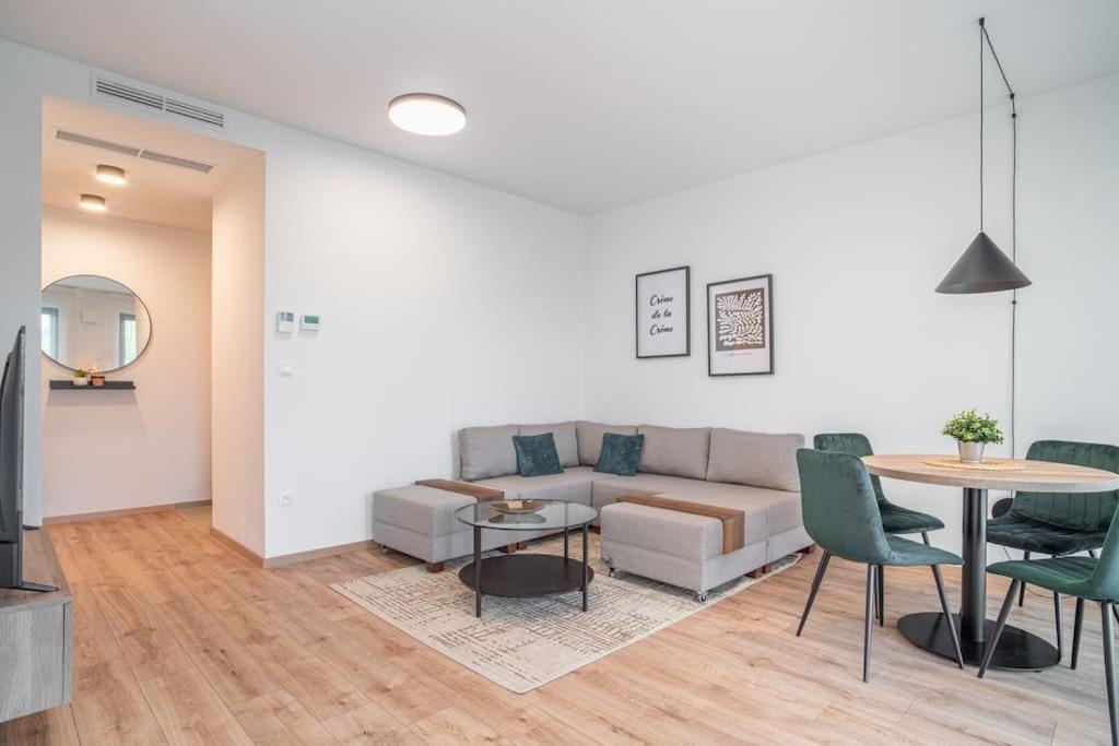 Apartment Patronka - Stylish With A Spacious Terrace